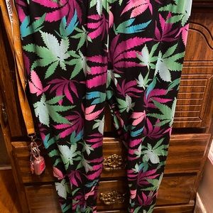 Weed leaf leggings